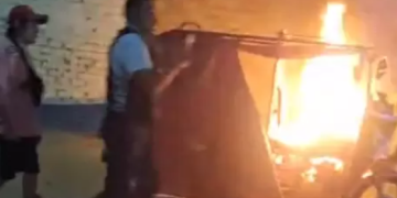 Sullana: Vecinos linchan a delincuente y queman su mototaxi