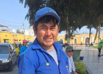 Ica: lustrabotas devuelve celular perdido a su dueño