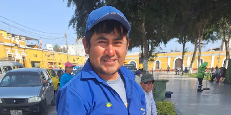 Ica: lustrabotas devuelve celular perdido a su dueño