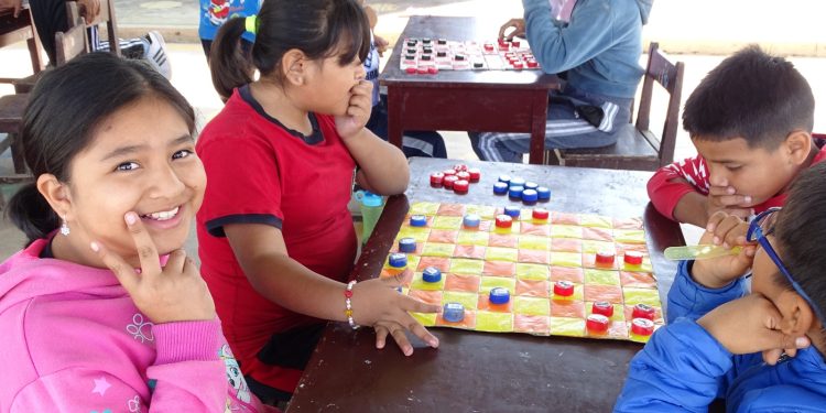 Ica: Usuarios de Qali Warma en Callejón de los Espinos Transforman Materiales Reciclados en Juegos de Ajedrez
