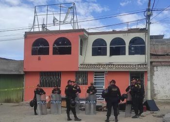 Policía dispara y mata a papá e hijo frente a una discoteca