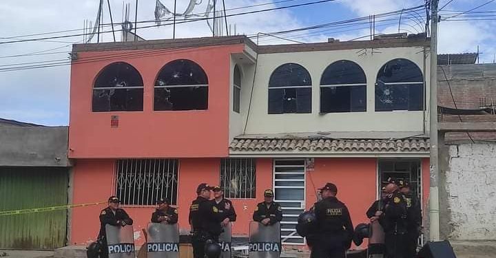 Policía dispara y mata a papá e hijo frente a una discoteca