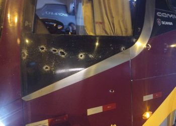 Delincuentes balean vehículo de empresa interprovincial