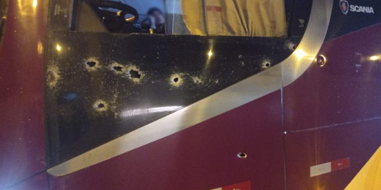 Delincuentes balean vehículo de empresa interprovincial