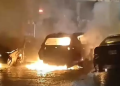 Prenden fuego a tres vehículos en plena vía pública