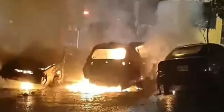 Prenden fuego a tres vehículos en plena vía pública