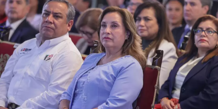 Congresistas alistan moción de vacancia contra la presidenta por crisis en el país