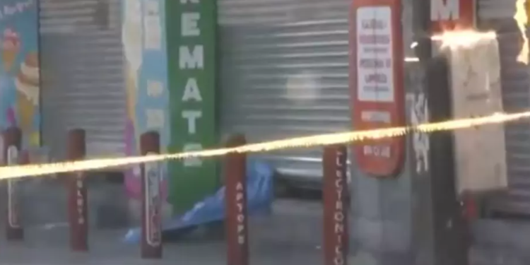 Ladrón muere al caerle cortina metálica en el cuello cuando intentaba meterse a robar en negocio