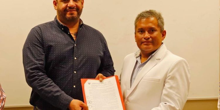 DIRECTOR REGIONAL DE SALUD DE ICA PRESENTA AL NUEVO DIRECTOR DEL HOSPITAL REGIONAL