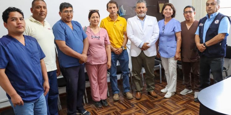 DIRECTOR REGIONAL DE SALUD SE REÚNE CON TRABAJADORES DEL CENTRO DE SALUD DE PARCONA