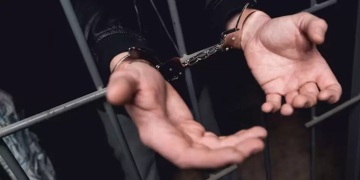 Ladrón se refugia en casa de su suegra, pero ella lo entrega a la policía