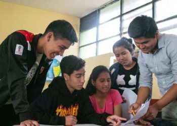 BECARIOS DEL PRONABEC CAPACITAN A POSTULANTES PARA BECA 18 – 2025