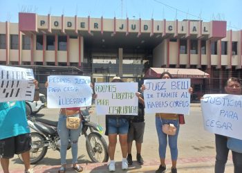 FAMILIARES REALIZAN PROTESTA A LAS AFUERAS DEL PODER JUDICIAL POR NO LLEVARSE A CABO UN PROCESO CORRECTAMENTE