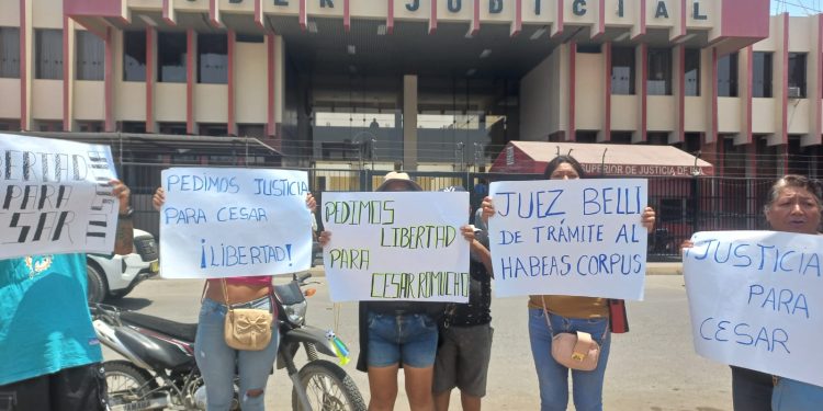 FAMILIARES REALIZAN PROTESTA A LAS AFUERAS DEL PODER JUDICIAL POR NO LLEVARSE A CABO UN PROCESO CORRECTAMENTE