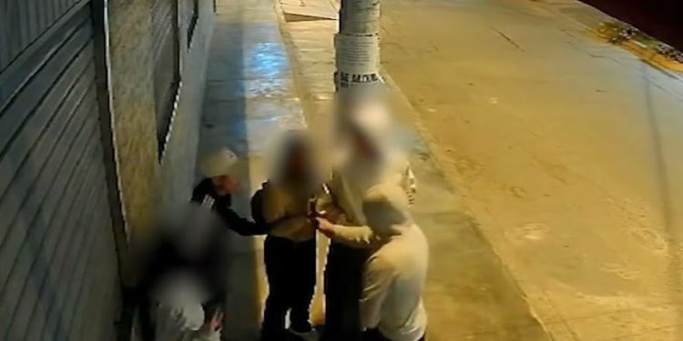 Roban celulares y exigen a víctimas que los desbloqueen