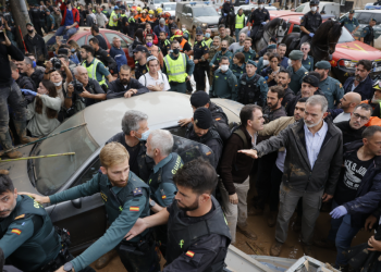 COMO EN EL PERÚ: RECIBEN CON BARRO A REYES DE ESPAÑA