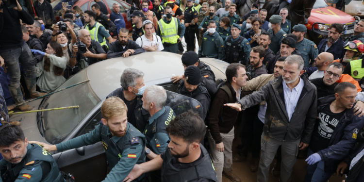 COMO EN EL PERÚ: RECIBEN CON BARRO A REYES DE ESPAÑA