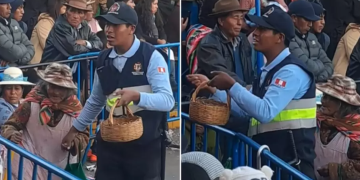 Sereno toca corazones al ayudar a abuelita en la venta de sus dulces en Puno