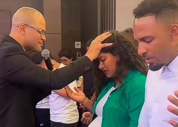 Alberto ‘Mudo’ Rodríguez es captado en misa evangélica bendiciendo a fieles