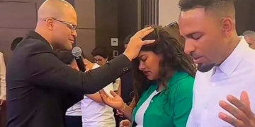 Alberto ‘Mudo’ Rodríguez es captado en misa evangélica bendiciendo a fieles