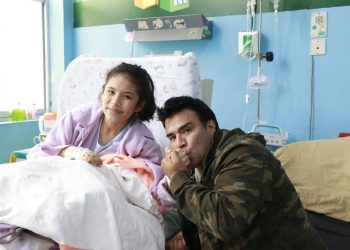 SIS PERMITE QUE UNA NIÑA PUEDA CAMINAR POR PRIMERA VEZ EN 14 AÑOS