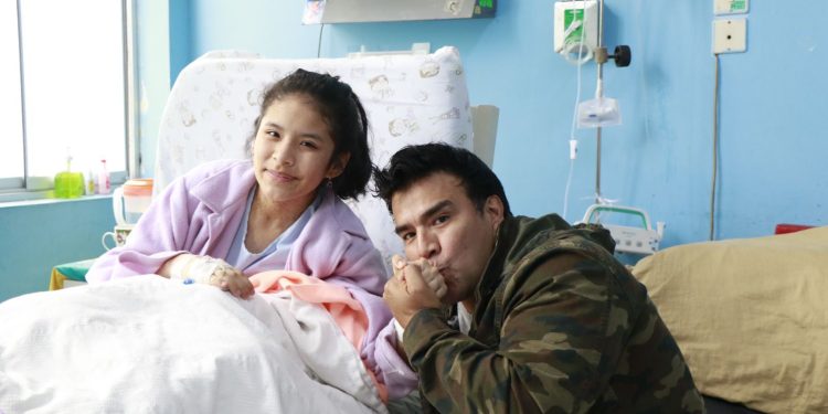 SIS PERMITE QUE UNA NIÑA PUEDA CAMINAR POR PRIMERA VEZ EN 14 AÑOS