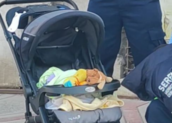 Madre abandonó a su bebé de ocho meses: lo dejó en puerta de librería dentro de un coche