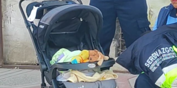 Madre abandonó a su bebé de ocho meses: lo dejó en puerta de librería dentro de un coche