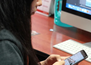 Congreso evalúa prohibir el uso de celulares en clases y recreos para escolares en Perú