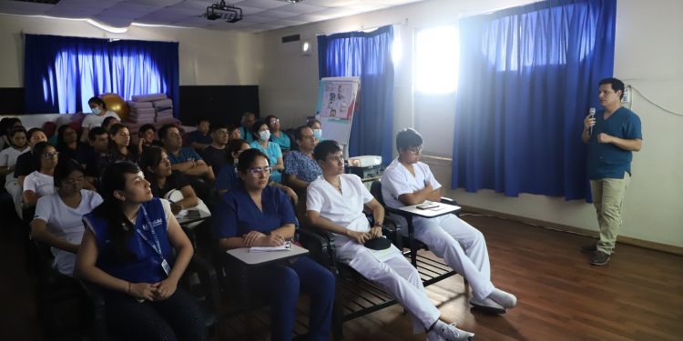 Ante riesgo del dengue capacitan sobre Manejo Clínico de la enfermedad para el personal del Hospital Félix Torrealva Gutiérrez