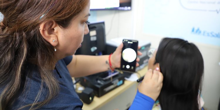 Entregan equipos de otoscopia y dermatoscopia al Hospital Félix Torrealva Gutiérrez para fortalecer el servicio de telemedicina