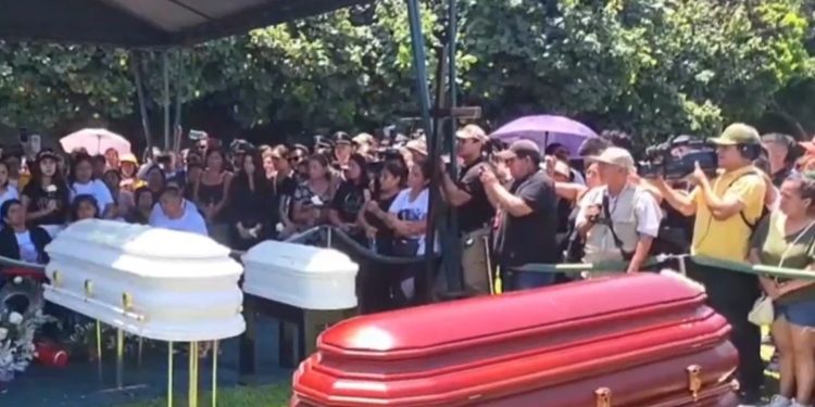 Trujillo: Dan el último adiós a familia que falleció en colapso del techo en el Real Plaza