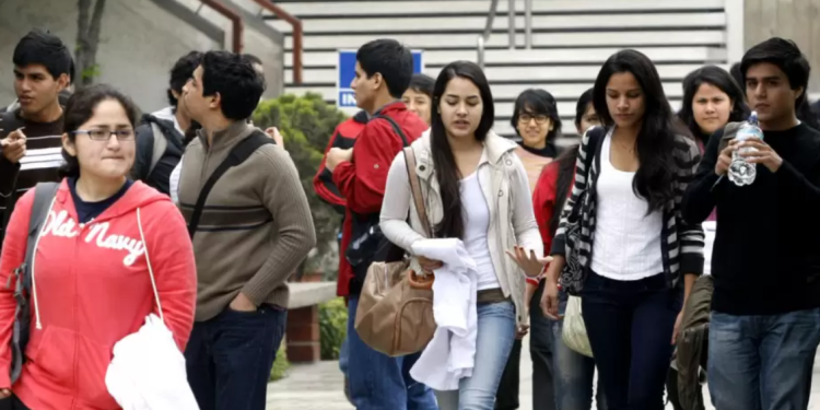 Menores de 17 años podrían votar en las próximas elecciones si se aprueba proyecto de ley del Congreso