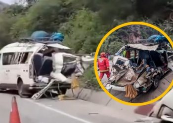 Roca gigante cae sobre combi llena de pasajeros: cuatro personas murieron