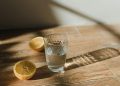 ¿El agua con limón ayuda a bajar de peso?