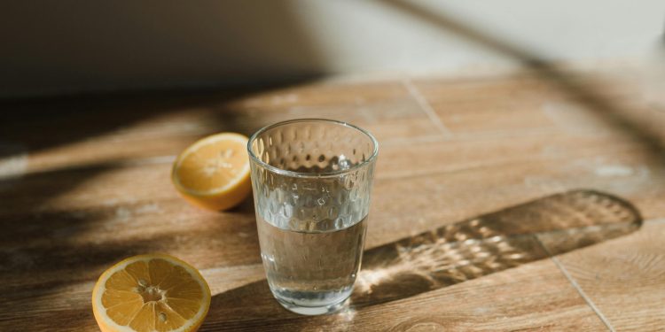 ¿El agua con limón ayuda a bajar de peso?