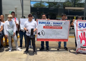 TRABAJADORES CAS DE LA SUNAT PROTESTAN AFUERA DE LAS INSTALACIONES