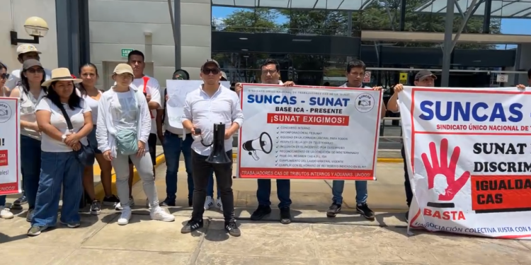 TRABAJADORES CAS DE LA SUNAT PROTESTAN AFUERA DE LAS INSTALACIONES