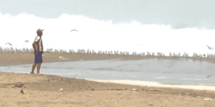 Menor desaparece tras intentar salvar a su hermano y amigo arrastrados por el mar