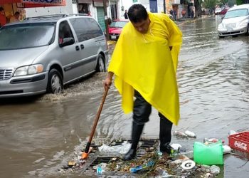 Lanzan campaña nacional “No destapes el peligro” para prevenir atoros y colapsos en desagües en época de lluvias