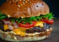 ¿UNA HAMBURGUESA DE NOCHE ES UNA BUENA OPCIÓN ALIMENTICIA?