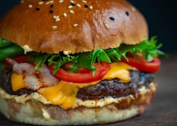 ¿UNA HAMBURGUESA DE NOCHE ES UNA BUENA OPCIÓN ALIMENTICIA?