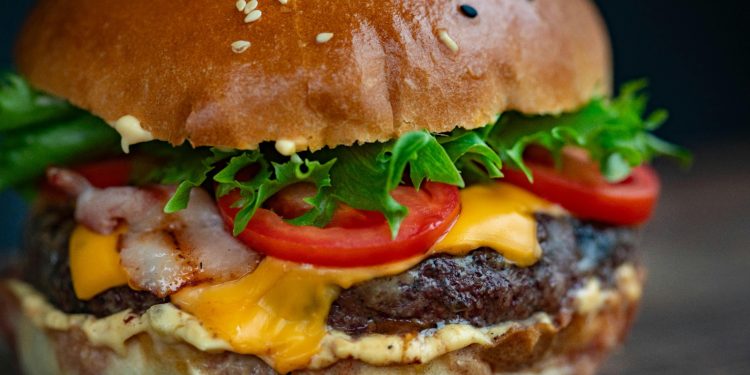 ¿UNA HAMBURGUESA DE NOCHE ES UNA BUENA OPCIÓN ALIMENTICIA?