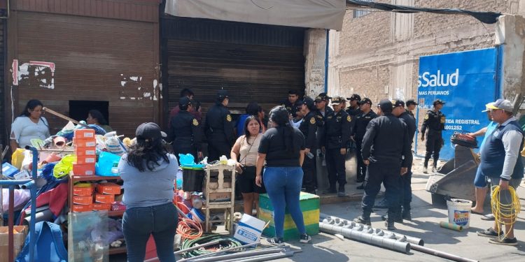 ASÍ SE VIVIÓ EL DESALOJO DE ESSALUD EL DÍA DE AYER