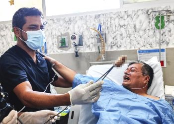 Hombre se salva de morir asfixiado por un trozo de chicharrón durante desayuno familiar