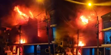 SAN JUAN DE LURIGANCHO: INCENDIO DE GRAN MAGNITUD DESTRUYE VIVIENDA DE CUATRO PISOS EN SAN JUAN DE LURIGANCHO