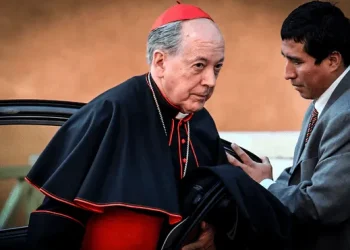 Cipriani sigue en Roma y participa de actividades previas al Cónclave con ropa de cardenal cuando lo tiene prohibido