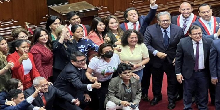 Congresistas podrán postular y hacer campaña, sin dejar su cargo.
