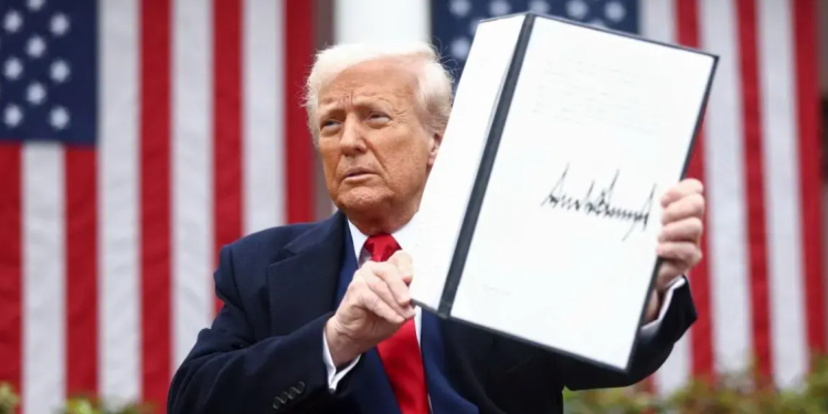 Donald Trump anuncia aranceles del 10 % para Perú y otros países de Latinoamérica