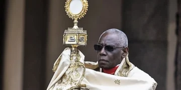 QUIÉN ES ROBERT SARAH, POLÉMICO CARDENAL AFRICANO QUE SERÍA CANDIDATO A REEMPLAZAR AL PAPA FRANCISCO